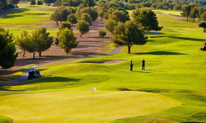 Spela golf med Medelhavet som bakgrund
